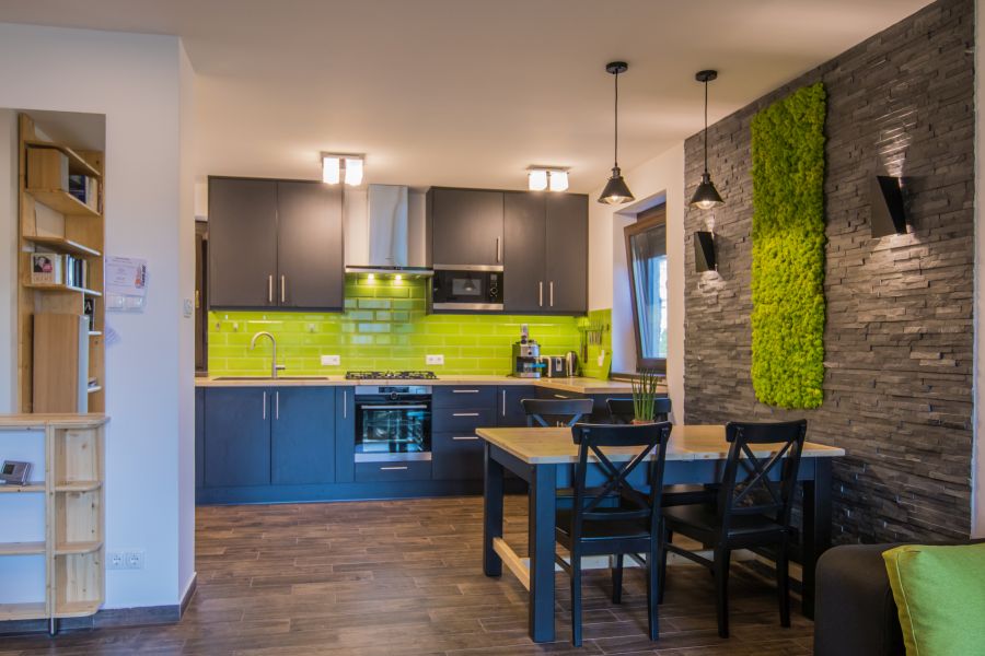 Elegáns modern matt felületű konyha és zöld metró csempe