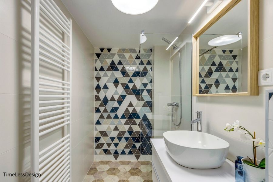 Háromszög mintás falicsempe fürdőszoba dekoráció
