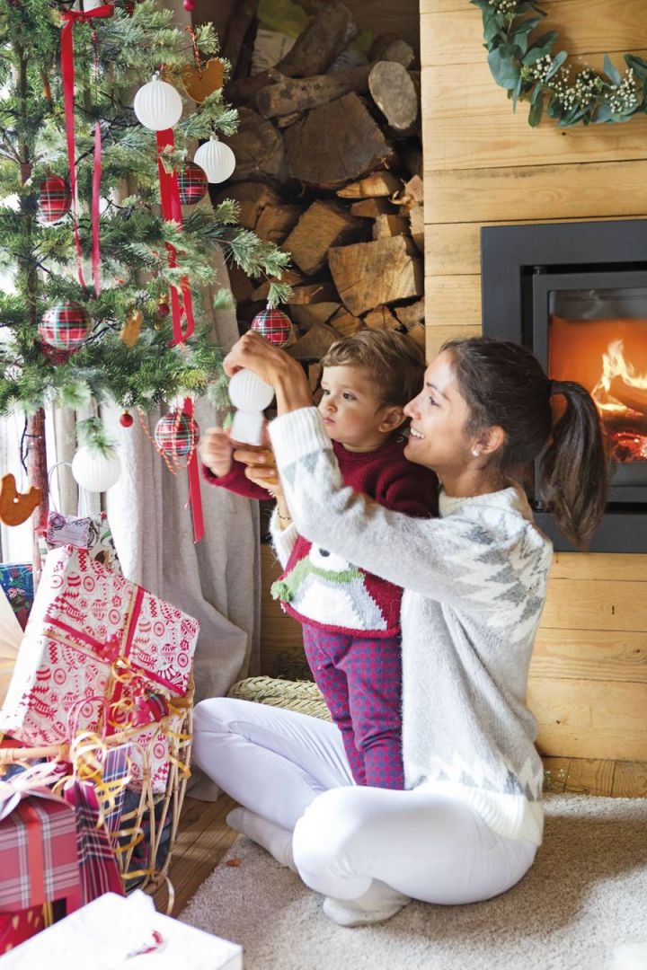 Karácsonyi dekoráció nappaliban és karácsonyfa díszítés