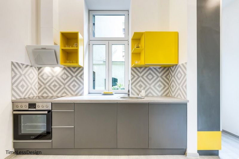 Egyedi konyhabútor faltól-falig sárga szekrénnyel