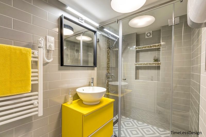 Sárga fürdőszoba bútor és tóp színű csempe