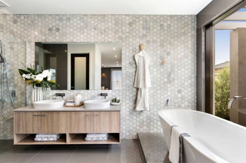 Hatszögletű falicsempe fürdőszoba falon és padlólap