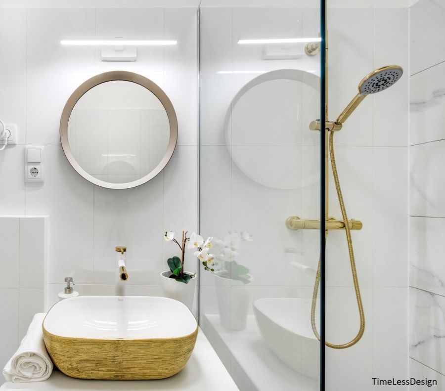 Világos fürdőszoba arany színű mosdó 