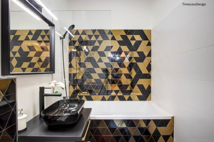 Fürdőszoba fekete-arany falicsempével