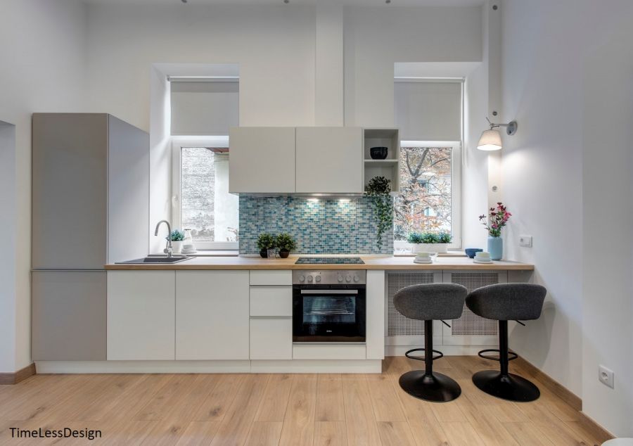 Fehér egyedi tervezésű konyhabútor konyhabútor kis lakásba lakberendezőktől