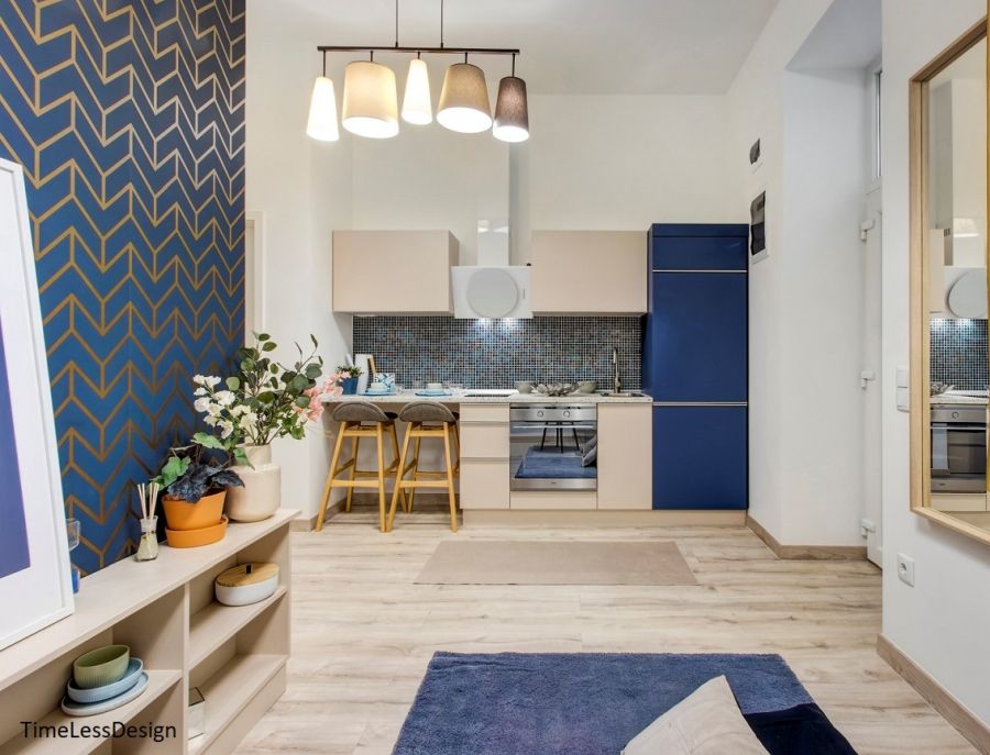 Kék és bézs konyhabútor kis lakásba lakberendezőktől TimeLessDesign