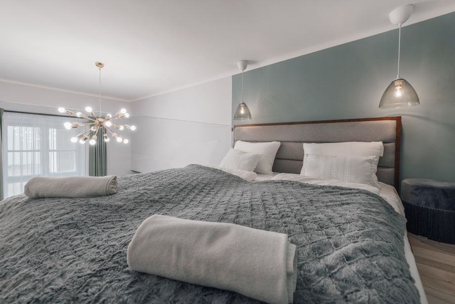 Antal Réka lakberendező - Airbnb lakás ágya a galérián