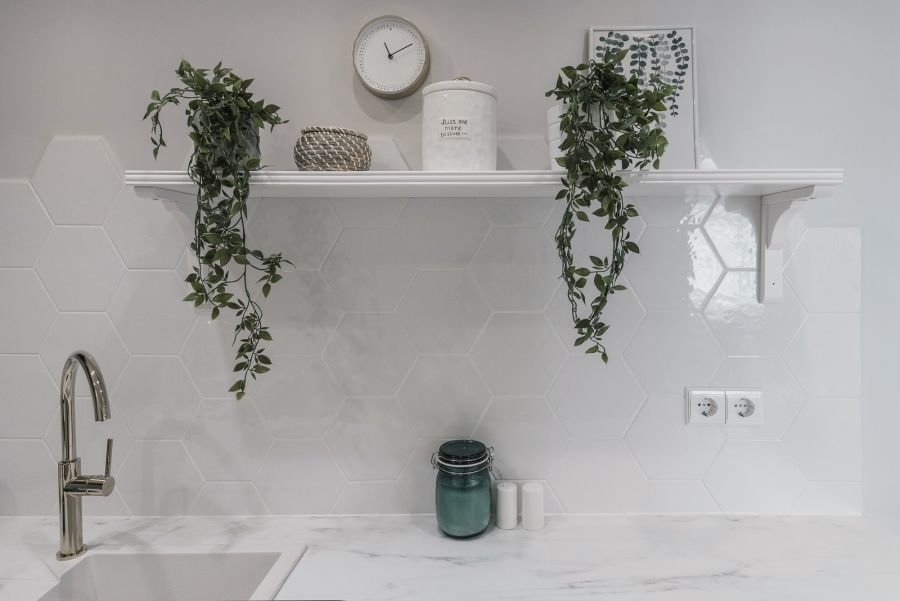 Antal Réka lakberendező - Airbnb lakás hatszögletű konyhacsempe fehér