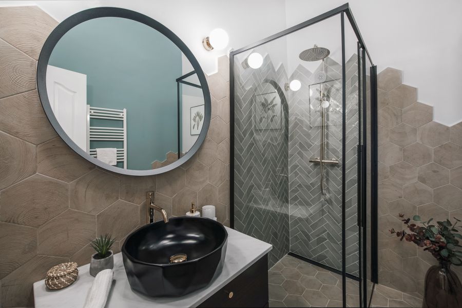 Antal Réka lakberendező - Airbnb lakás fürdőszoba fekete mosdóval