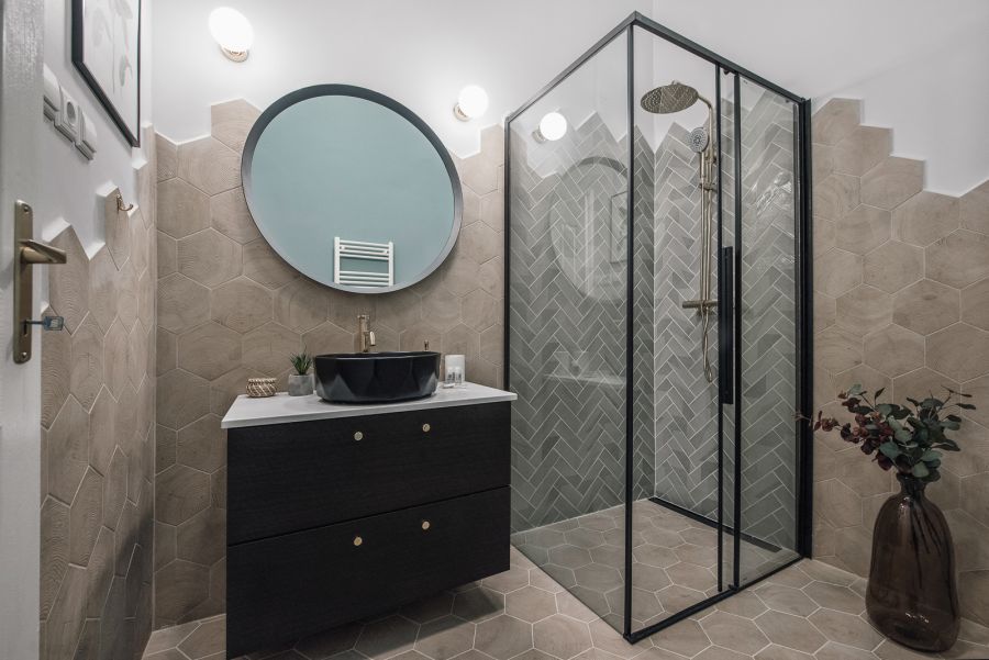 Antal Réka lakberendező - Airbnb lakás modern fürdőszoba lakberendezés