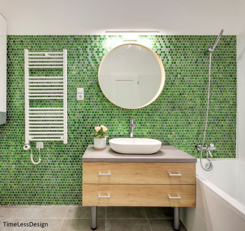 Egyedi fürdőszoba szekrény és zöld mozaik csempe 
