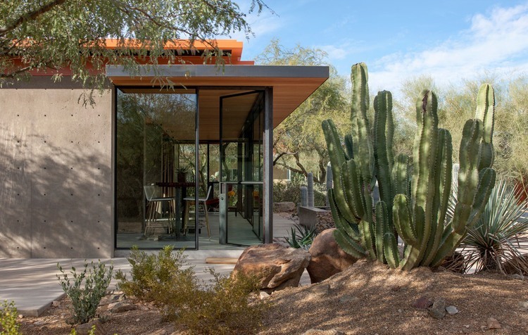 Sivatagi ház kaktuszokkal