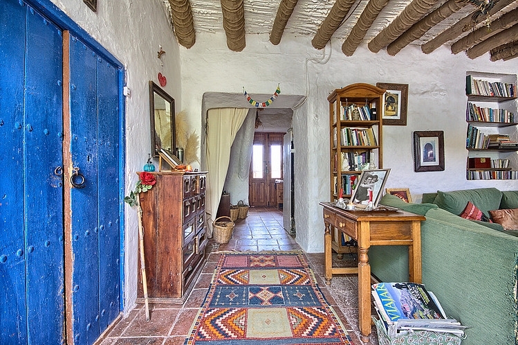 Mediterrán ház színes szőnyegekkel és festett bútorokkal