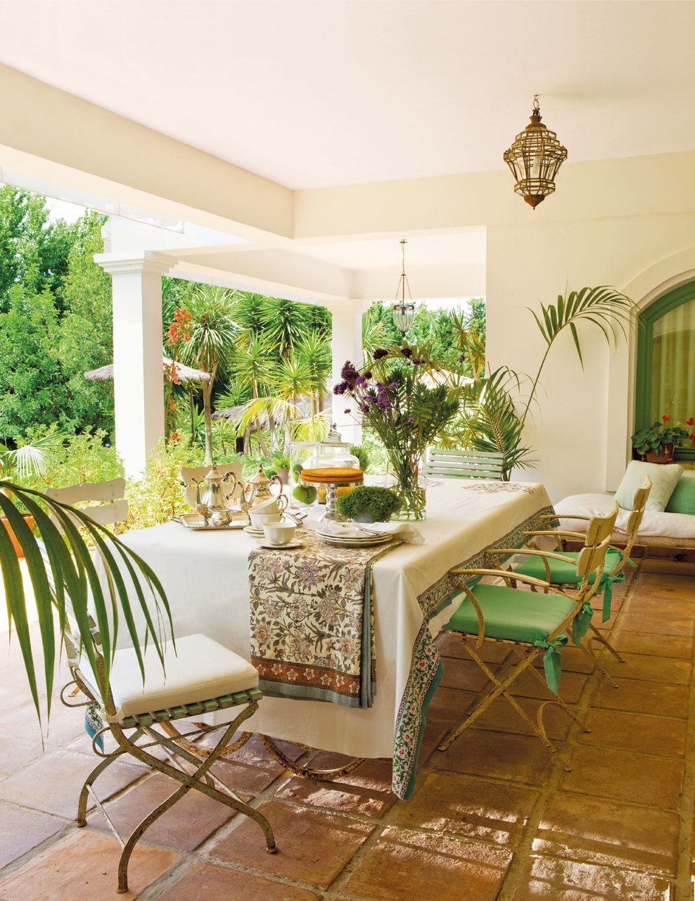 Mediterrán veranda kovácsoltvas székekkel