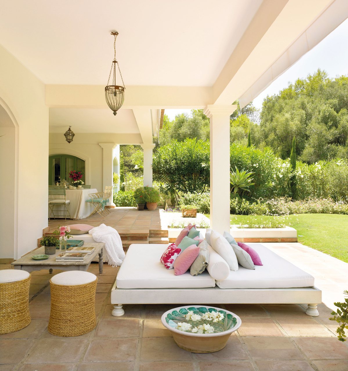 Spanyol mediterrán veranda modern ülőgarnitúrával