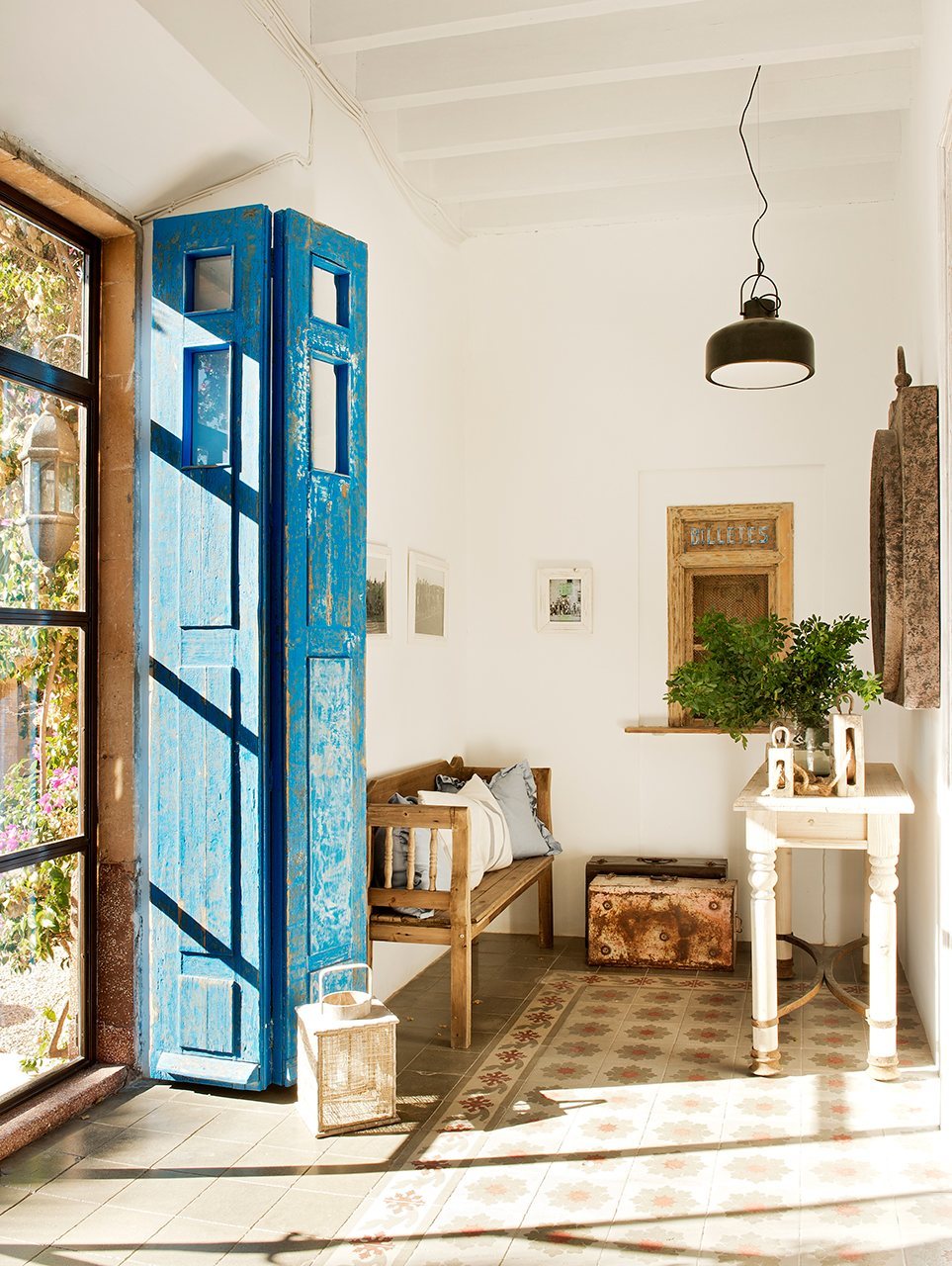 Cementlap burkolat előszobában kékre festett ajtó