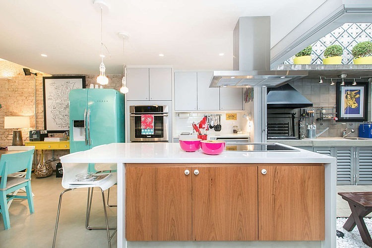 Modern szigetes konyha türkiz színekkel