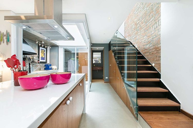 Modern konyha és üvegfalú lépcső
