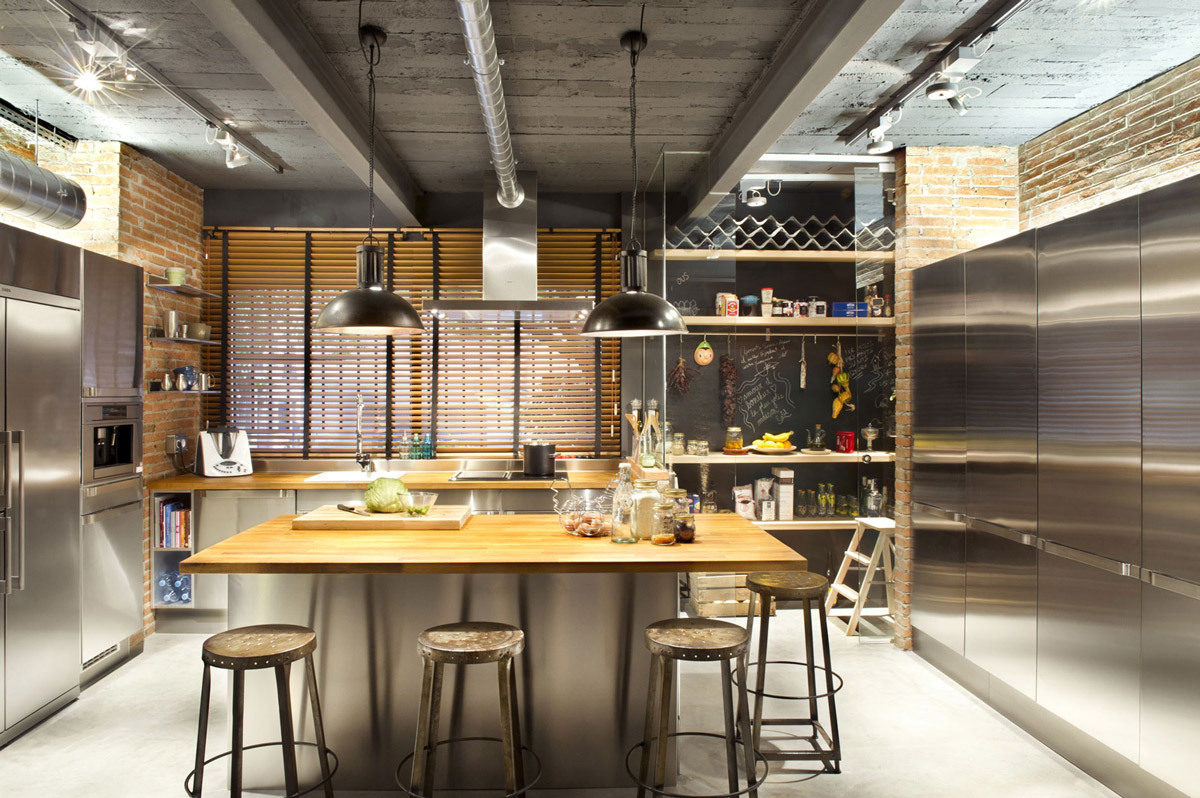 Igazi loft stílusú konyha ipari design bárszékekkel