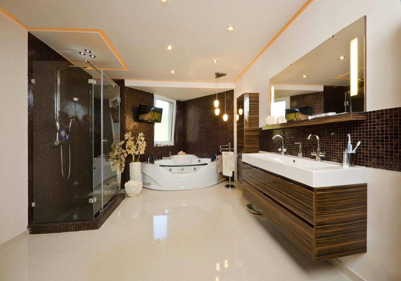 Modern és elegáns fürdőszoba zuhanyzóval, masszázskáddal