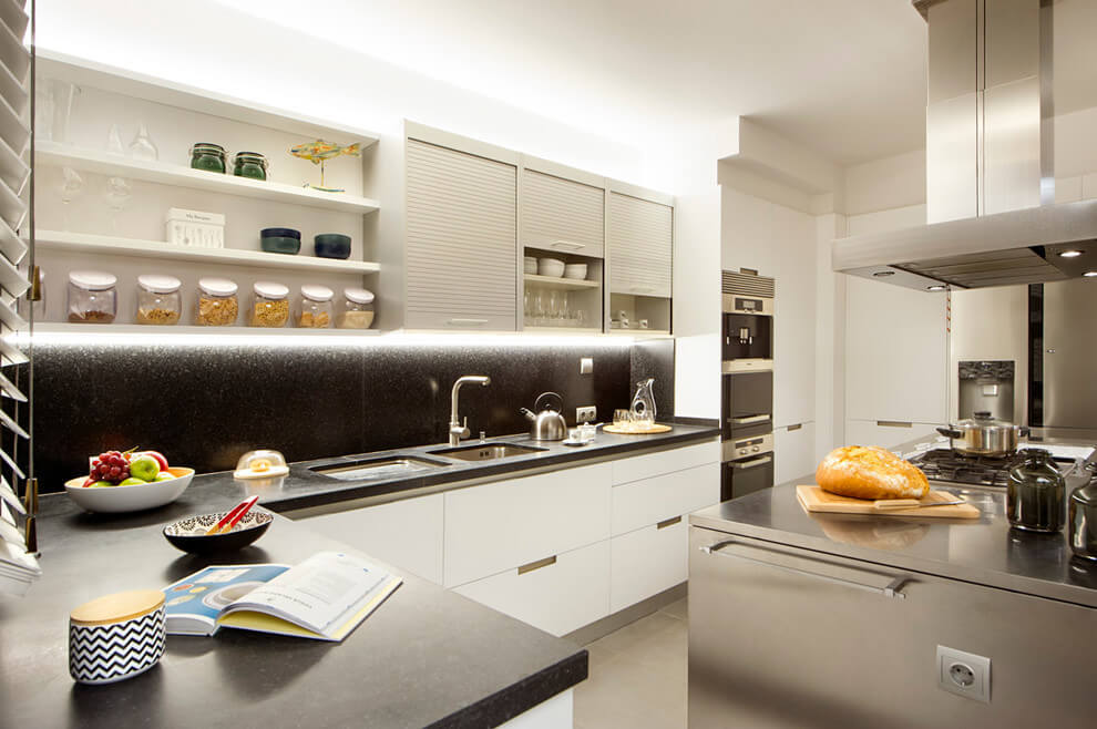 Spanyolországi modern otthon nappali és konyha, étkező 