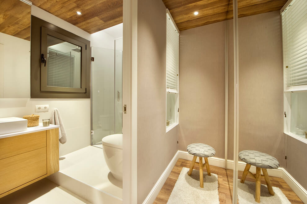 Spanyolországi modern otthon hálószoba és fürdőszoba