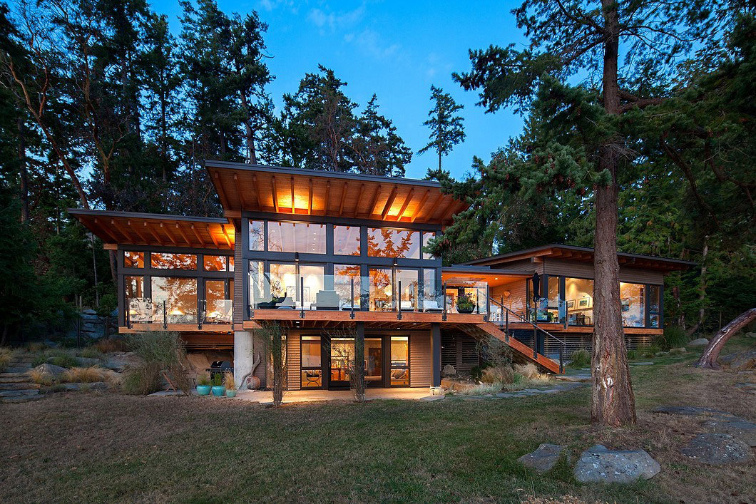 Modern kanadai családi ház az erdő szélén