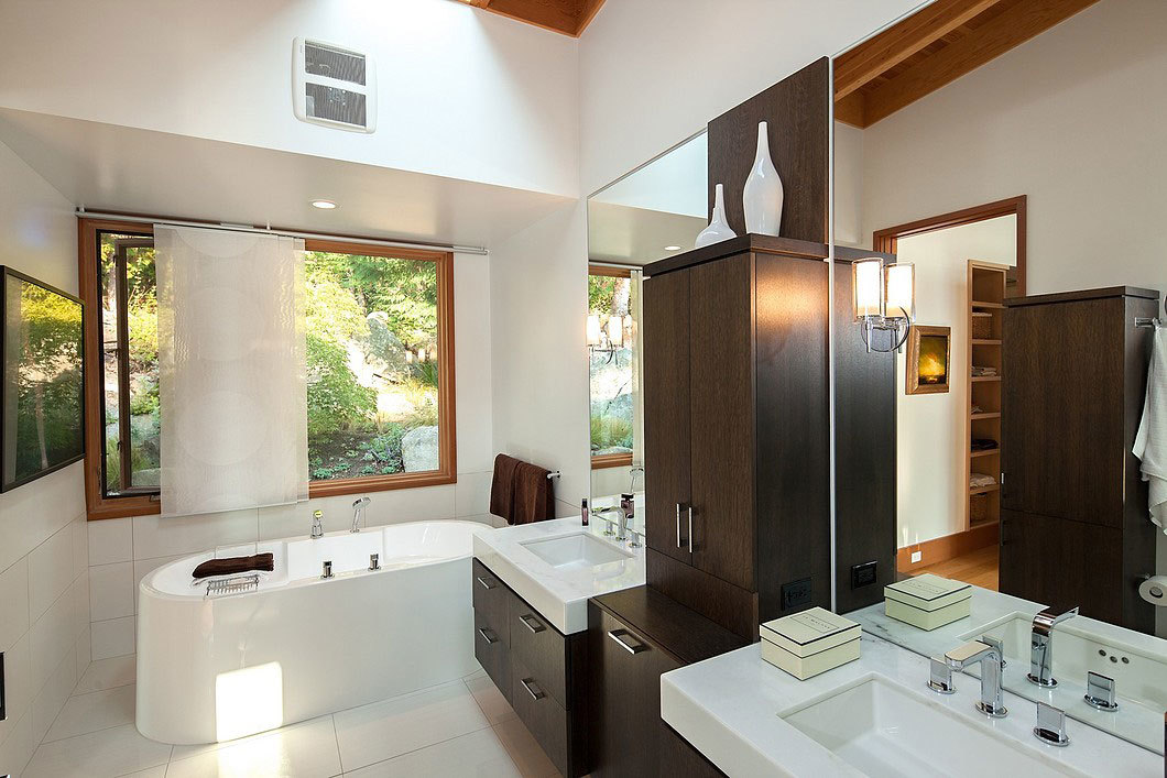 Világos modern fürdőszoba, ahol élmény a fürdés