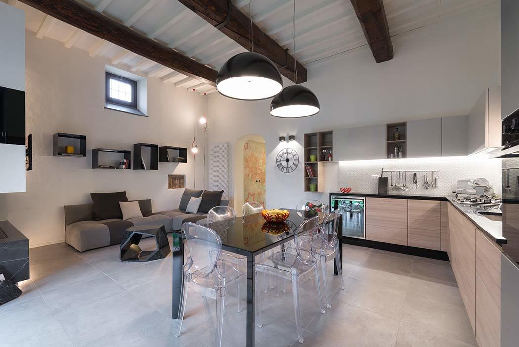 Nappali, konyha, étkező modern bútorok az ódón falak között