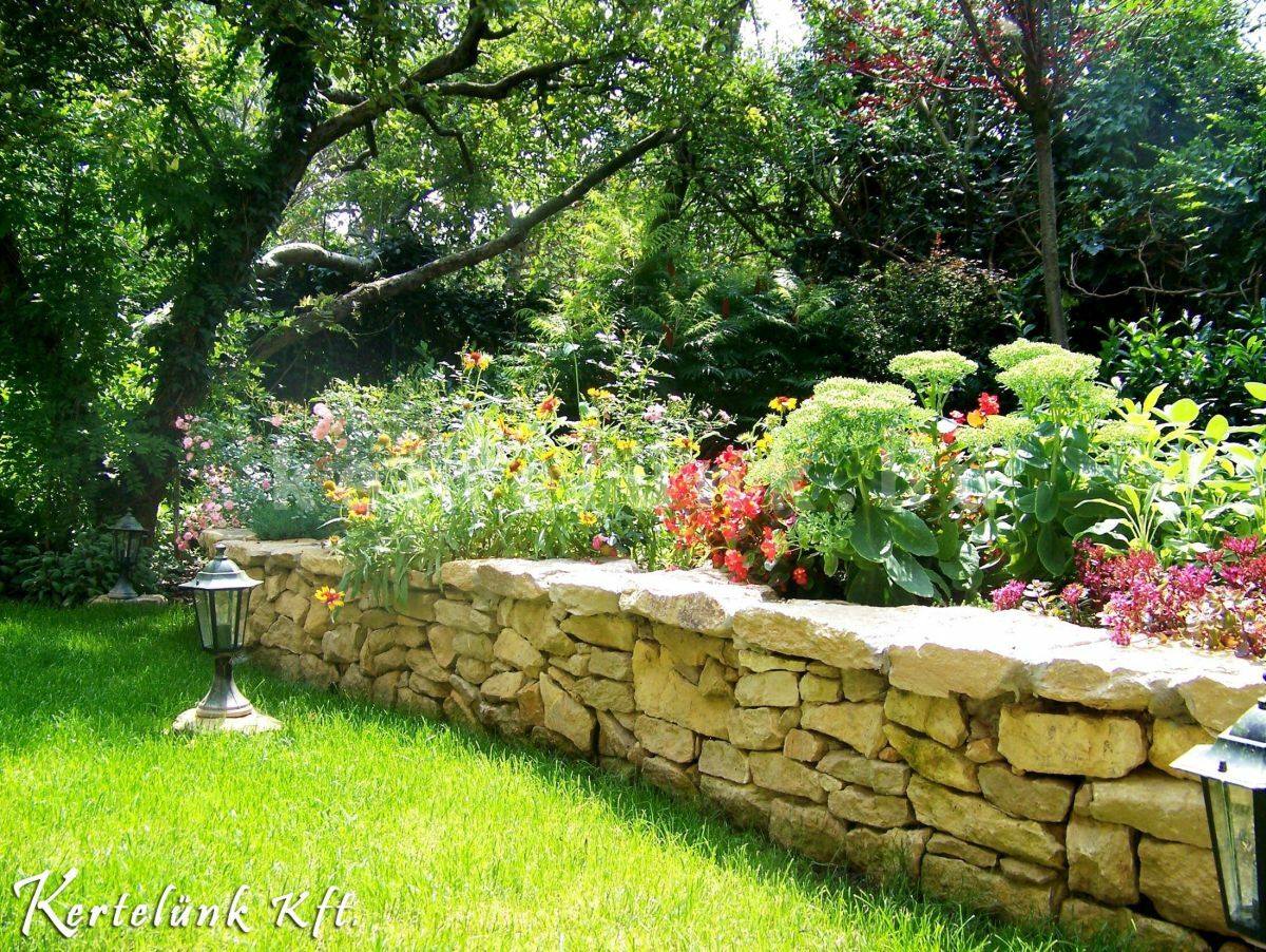 Kőfal dekoráció kertben