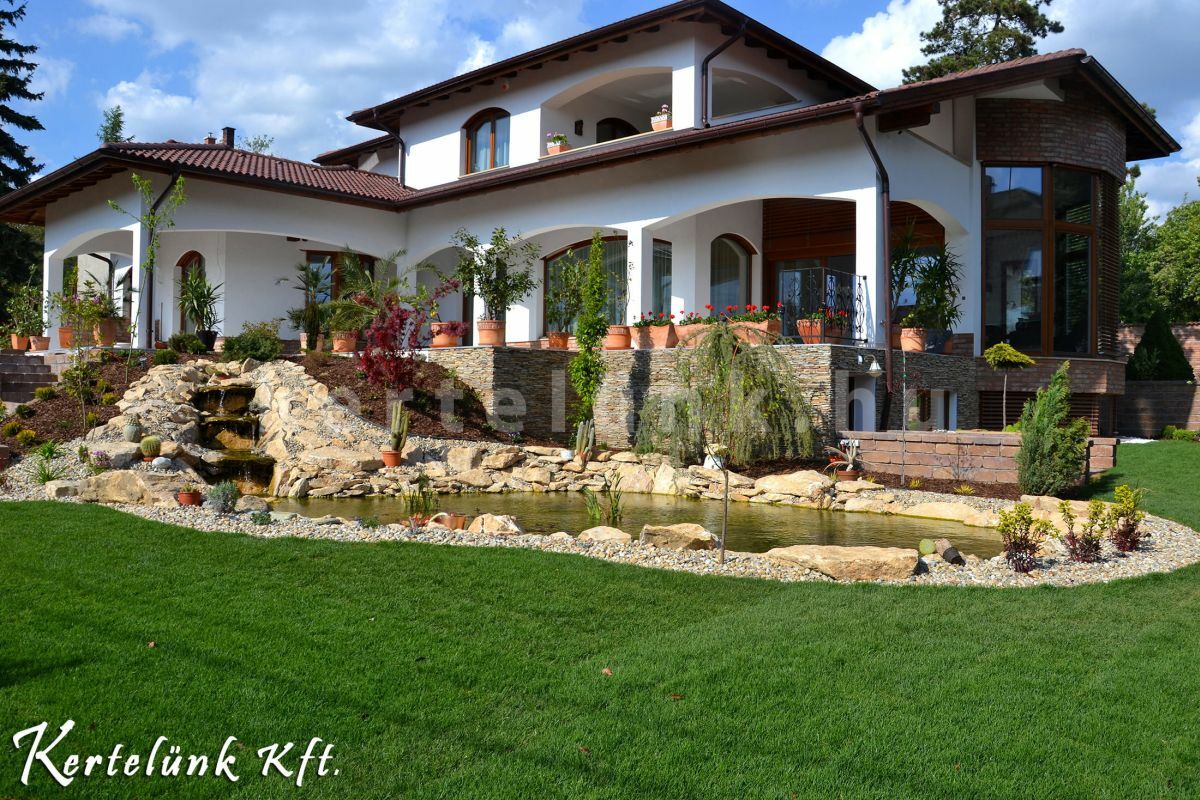 Mediterrán ház kertje tóval