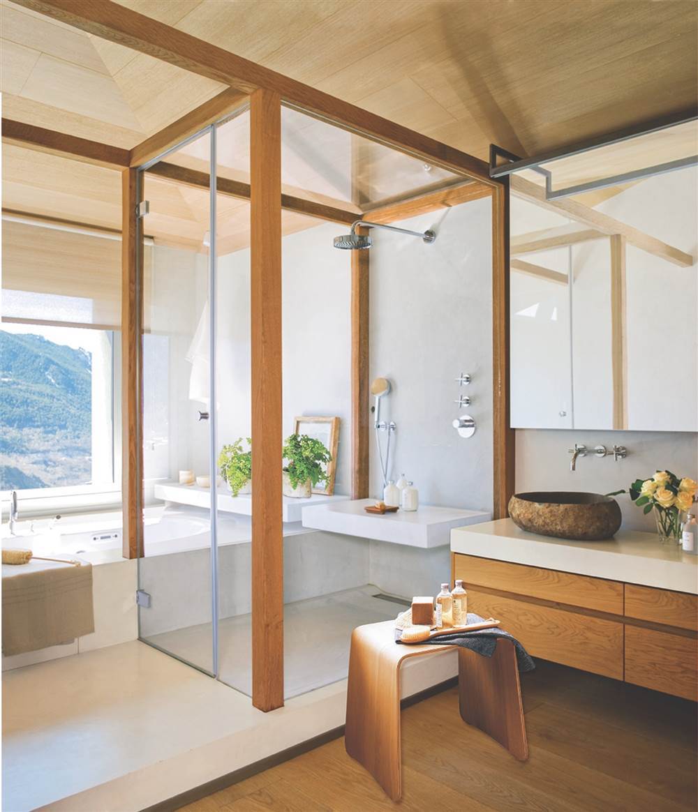 Zuhanyzóval és fürdőkáddal is felszerelt fürdőszoba egy mediterrán házban