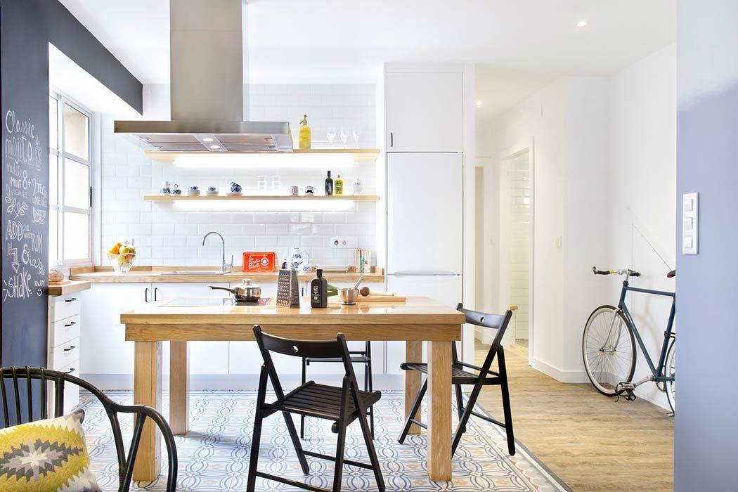 Világos egyszerű konyha étkezőasztalnak álcázott konyhaszigettel