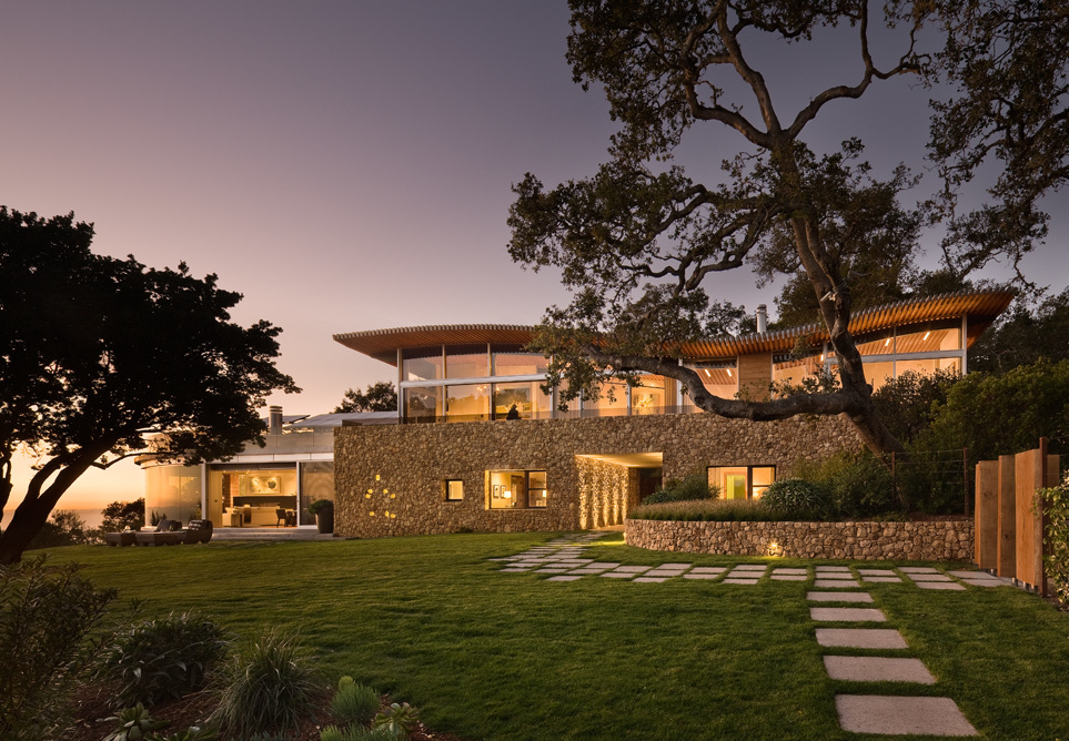 Hegyoldalba épített kaliforniai villa