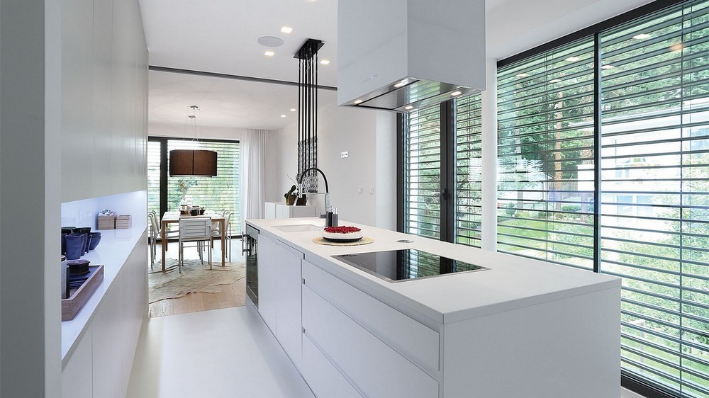 Modern fehér minimalista konyha szigettel
