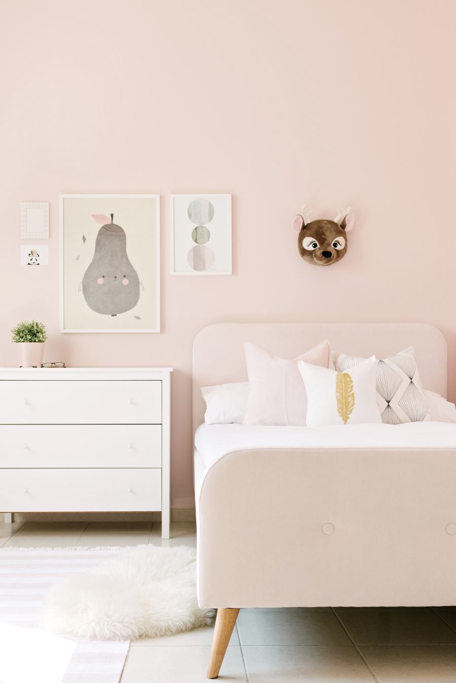 Hálószoba ahol a bútor és a fal is rózsaszínű