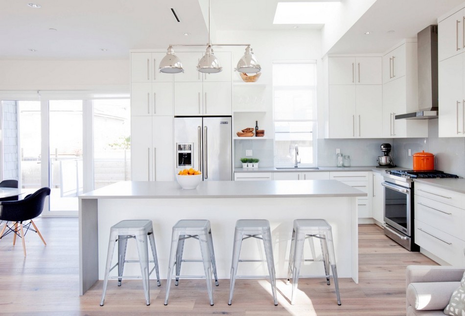 Otthonos fehér konyhabútor szürke Tolix bárszékekkel