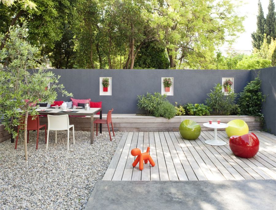 Játékos és színes hátsó kert design bútorokkal