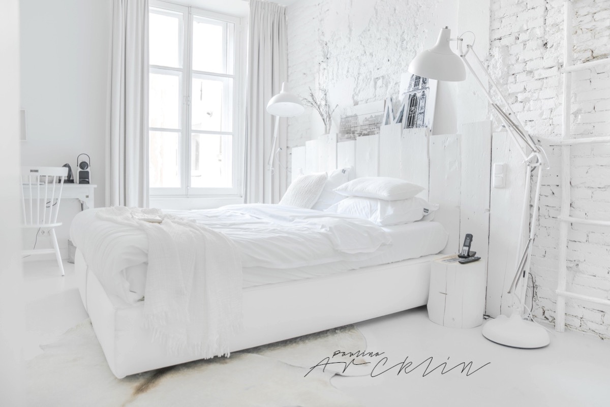 Egy teljesen hófehér hálószoba Paulina Arcklin stylist munkája