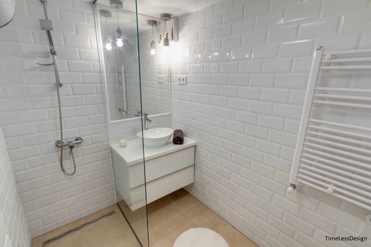 Modern szellős fürdőszoba fehér metró csempével