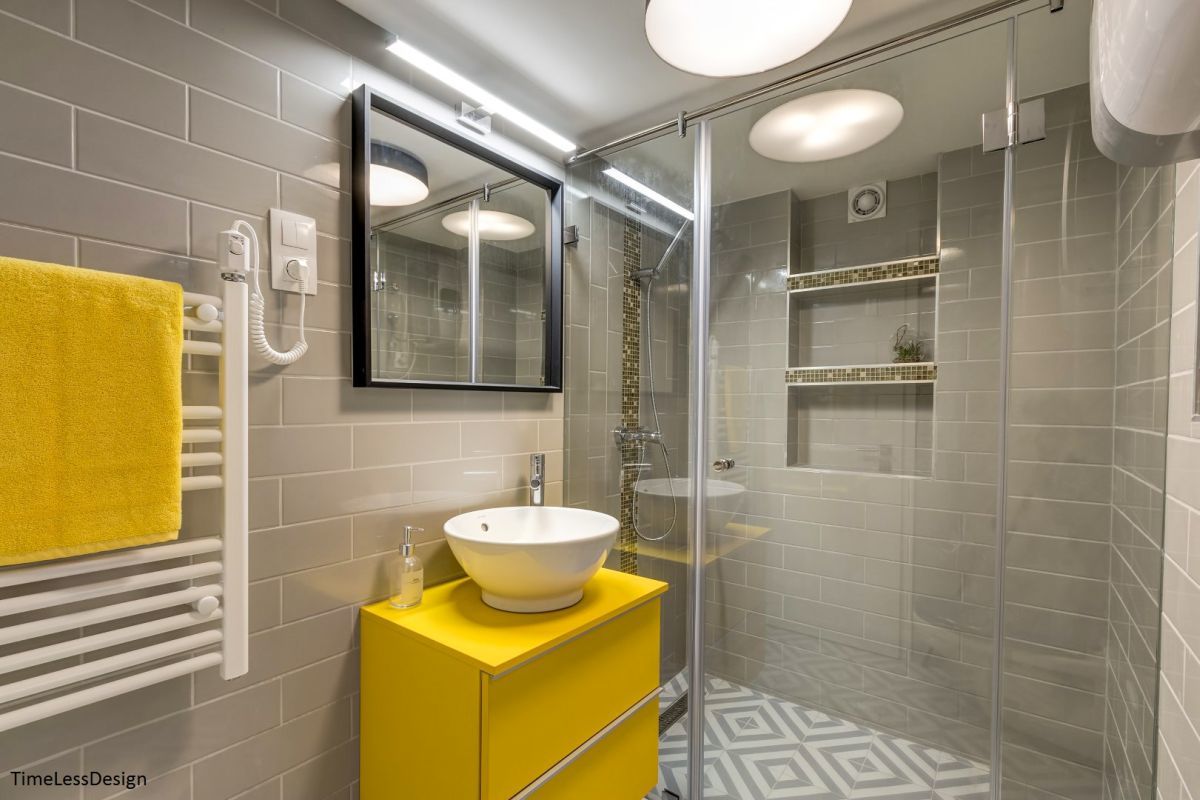 Tóp színű csempék és erőteljes sárga ebben a vagány fürdőszobában