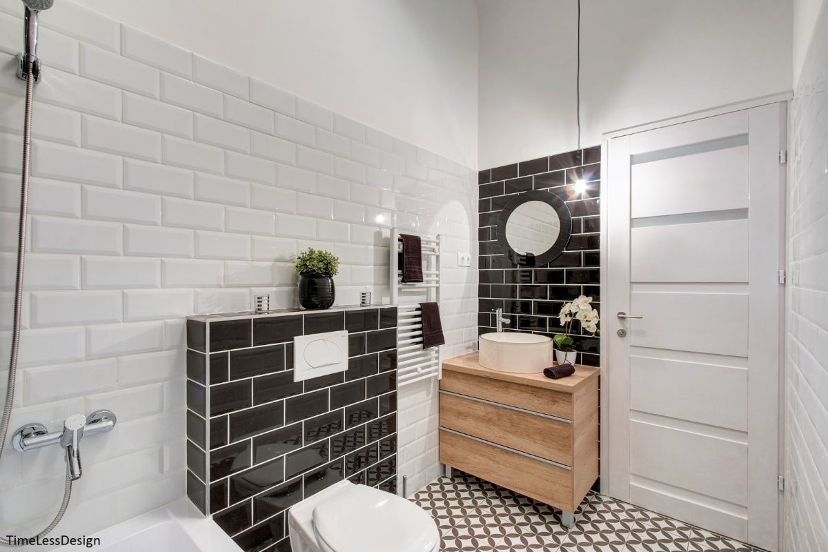 Polgári lakás fürdőszobája fekete és fehér metró csempékkel