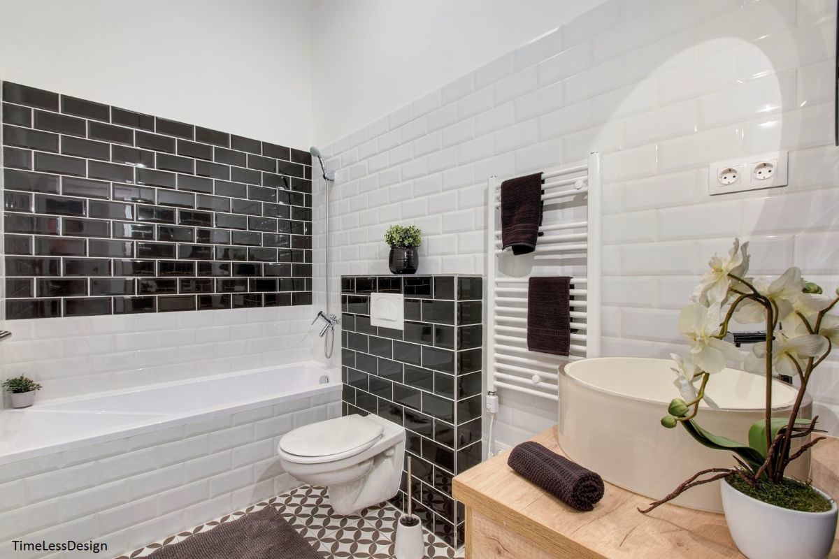Polgári lakás fürdőszobája fekete és fehér metró csempékkel