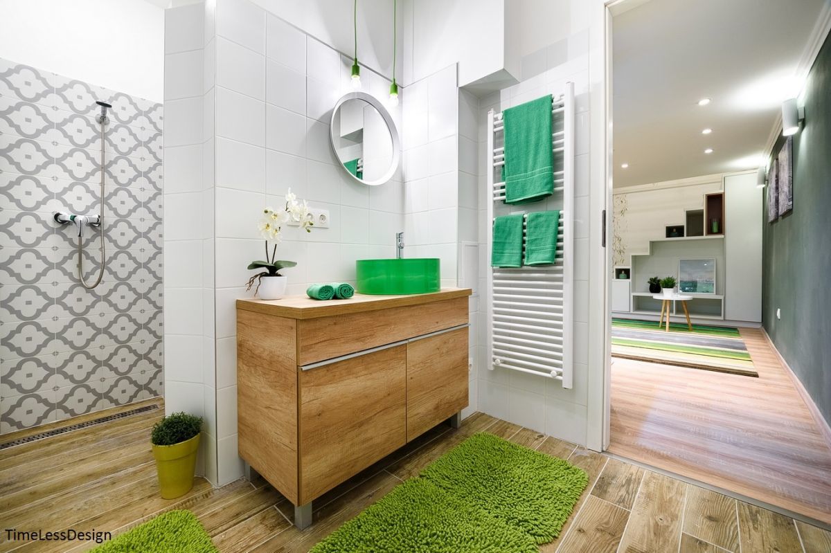 Fürdőszoba zöld mosdóval és fahatású padlólapokkal
