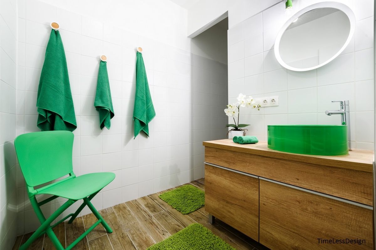 Fürdőszoba zöld törölközőkkel üde színkombinációval