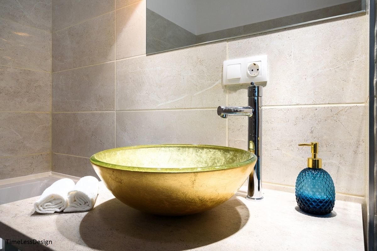 Fürdőszoba arany színű üvegmosdóval