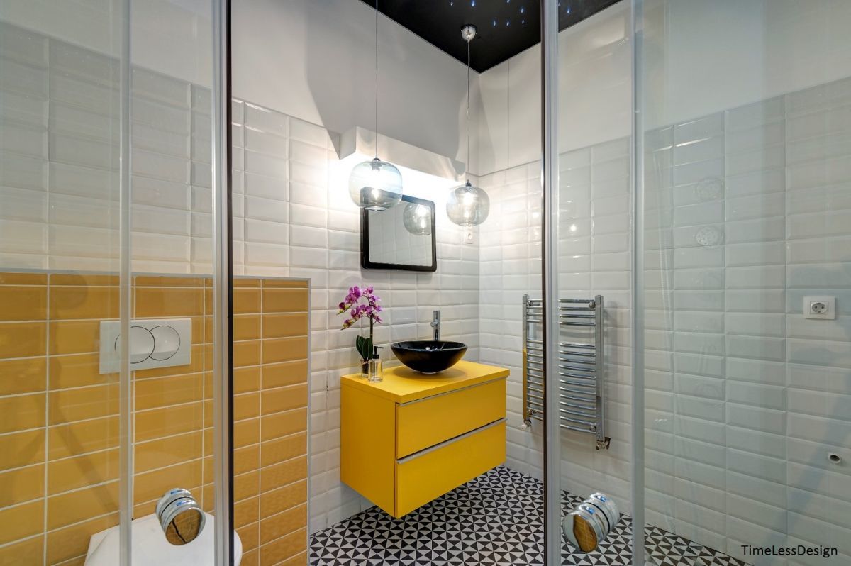 Fürdőszoba sárga metró csempével és fürdőszoba szekrénnyel