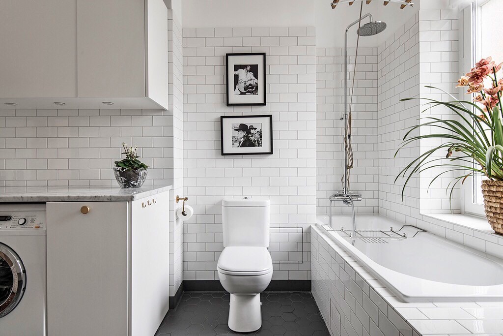 Fehér fürdőszoba a jellegzetes burkolatokkal