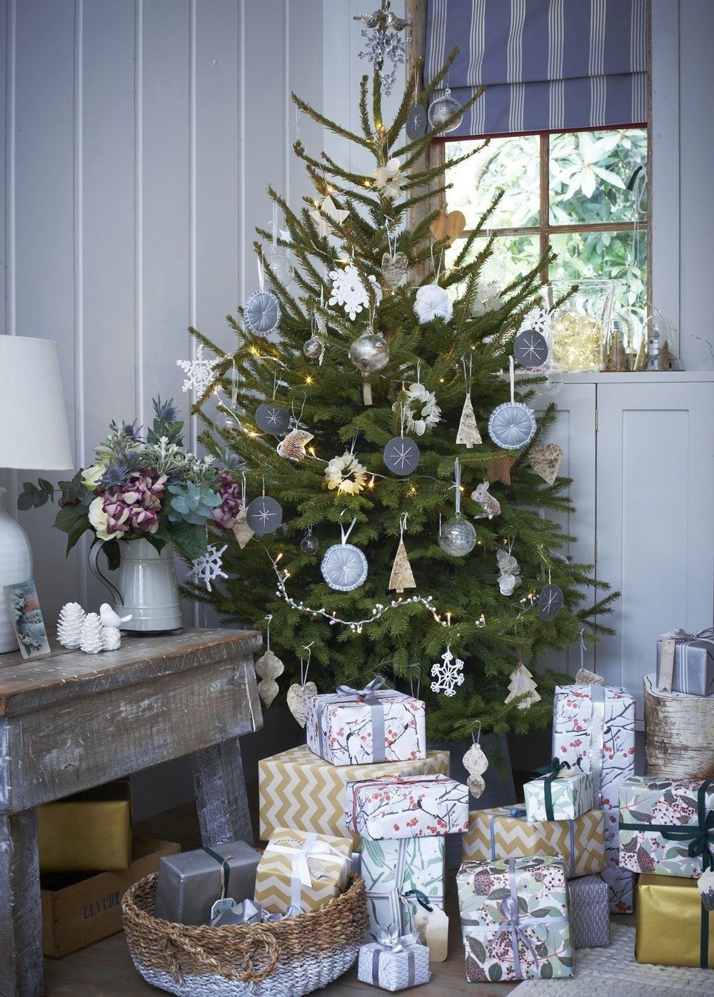 Karácsonyfa szürke dekorral