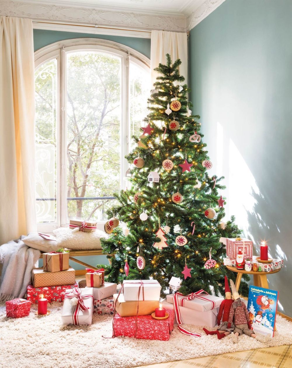 Karácsonyfa ajándékokkal